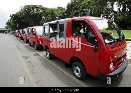Tata Motors nouvelle gamme mini fourgonnettes Tata Magic utilisé comme mini bus à l'usine de Tata Motors, Pimpri près de Pune, Maharashtra, Inde, Asie Banque D'Images