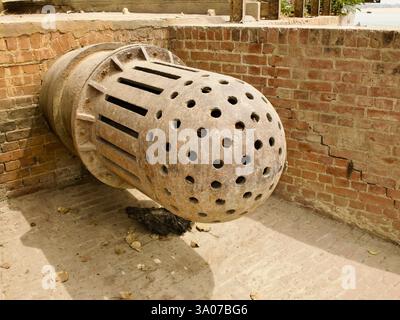 Cheminée de crémation en métal rouillé à Manikarnika Ghat à Varanasi, Uttar Pradesh, Inde, utilisée pour ventiler la fumée des bûchers funéraires continus. Banque D'Images