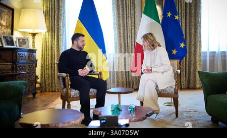 Londres, Royaume-Uni. 2 mars 2025. Le président ukrainien Volodymyr Zelensky (à gauche) assiste à une réunion avec le premier ministre italien Giorgia Meloni (à droite) à Londres, le 2 mars 2025. Les dirigeants européens descendent à Londres aujourd'hui pour des pourparlers visant à «faire avancer» l'action contre l'Ukraine, selon le cabinet du premier ministre britannique Keir Starmer. Le sommet clôt une semaine de diplomatie intense pour l'hôte Starmer. Photo du Bureau de presse présidentiel ukrainien/UPI crédit : UPI/Alamy Live News Banque D'Images
