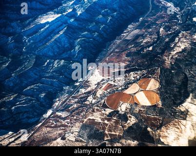 Une vue aérienne des terres agricoles couvertes de neige au début de l'hiver dans l'État de Washington, États-Unis. Banque D'Images