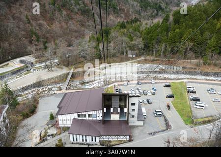Vues depuis le téléphérique de Shinatoka dans les Alpes japonaises, préfecture de Gifu, Japon. Banque D'Images