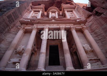 Vue basse du Trésor (Al-Khazneh), Petra Jordanie Banque D'Images