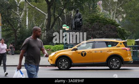 New York City, États-Unis - 8 septembre 2023 : Manhattan Midtown Broadway, 23 Street, 5 avenue Crossroad intersection. Madison Square Park by Flatiron Building, États-Unis. Gens, métro et taxi jaune. Pluie. Banque D'Images