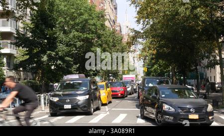 New York City, États-Unis - 8 septembre 2023 : Manhattan Greenwich Village Street, 5th Fifth 5 avenue près de Washington Square Park. Le trafic routier américain, les gens. Taxi jaune. Morceau de camion rose gâteau Banque D'Images