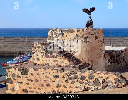 Sculpture four à chaux et queue de poisson, dans le vieux port, El Cotillo, Oliva, Fuerteventura, îles Canaries, Espagne. Banque D'Images