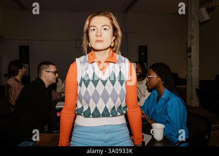 Portrait de femme entrepreneur en pull assis au bureau dans le bureau Banque D'Images