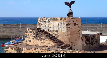 Sculpture four à chaux et queue de poisson, dans le vieux port, El Cotillo, Oliva, Fuerteventura, îles Canaries, Espagne. Banque D'Images