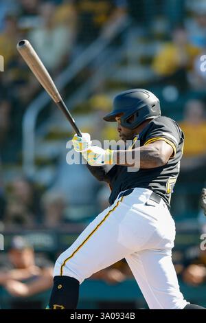 Bradenton, FL : Andrew McCutchen (22 ans), le joueur des Pirates de Pittsburgh, se place deuxième base lors d'un match d'entraînement de printemps de la MLB contre les Tigers de Détroit le 2 mars 2025 au LECOM Park. Les Tigres ont battu les Pirates 10-4. (Kim Hukari/image du sport) Banque D'Images