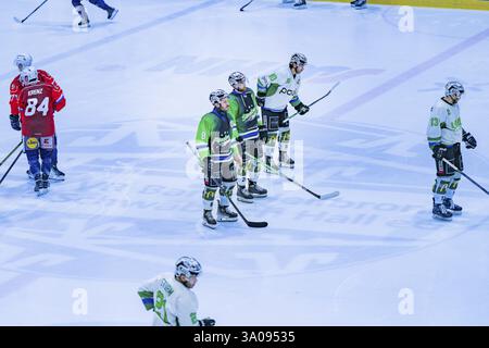 Joueurs de hockey sur glace en maillots vert et rouge se tiennent sur la glace, Heilbronner Falken vs Bietigheimer Steelers, Heilbronn, Allemagne, Europe Banque D'Images
