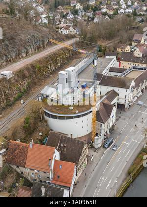 Vue sur un village et un bâtiment moderne avec une grue à proximité, extension d'escalier vers la nouvelle tour de la gare de Calw sur la nouvelle voie du Banque D'Images