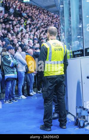 Un agent de sécurité se tient devant un grand groupe de spectateurs dans le stade, Heilbronner Falken vs Bietigheimer Steelers, Heilbronn, Allemagne, Europ Banque D'Images