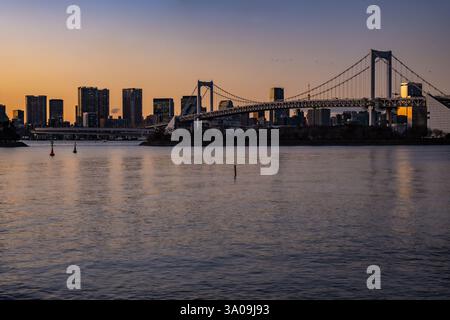 Paysage urbain avec le pont arc-en-ciel au crépuscule dans la ville de Tokyo au Japon. Banque D'Images