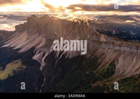 Vue aérienne d'Odle Group à l'aube, Dolomites Banque D'Images