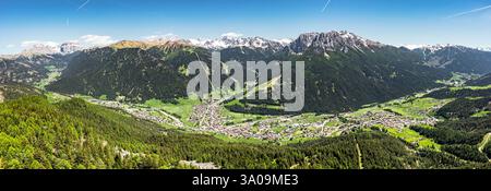 Panoramique aérien du Val di Fassa en été, Dolomites Banque D'Images