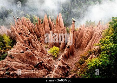 Les pyramides de Terre pinacles dans la brume, Renon Banque D'Images