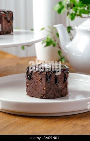 brownies au sirop de chocolat sur une assiette Banque D'Images