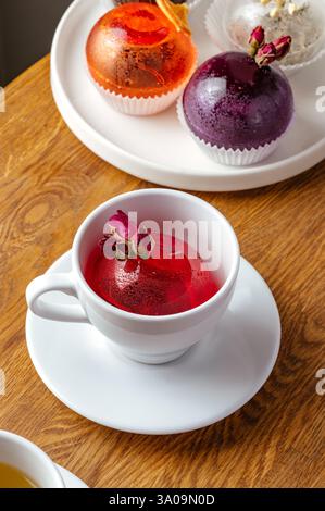 thé aux fruits congelé dans une tasse Banque D'Images