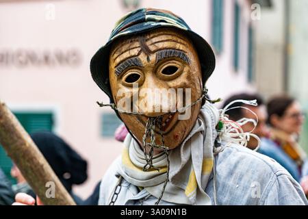 Shignano (Italie) 03/25 : le défilé du carnaval de Schignano est l'un des carnavals traditionnels les plus célèbres du nord de l'Italie avec des masques en bois typiques et Banque D'Images