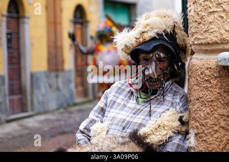 Shignano (Italie) 03/25 : le défilé du carnaval de Schignano est l'un des carnavals traditionnels les plus célèbres du nord de l'Italie avec des masques en bois typiques et Banque D'Images