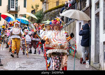 Shignano (Italie) 03/25 : le défilé du carnaval de Schignano est l'un des carnavals traditionnels les plus célèbres du nord de l'Italie avec des masques en bois typiques et Banque D'Images