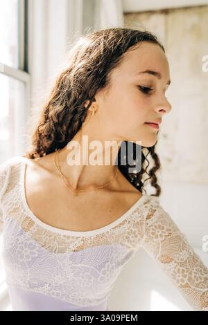 Gros plan d'une danseuse de ballet en dentelle avec une expression élégante et raffinée Banque D'Images