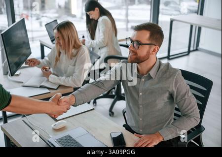 Une équipe performante travaille ensemble au bureau. Conception de l'entreprise. Banque D'Images