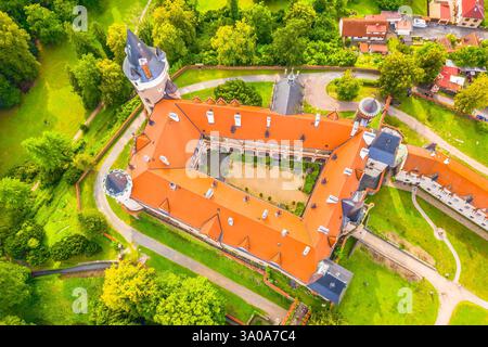 Une vue aérienne à couper le souffle du château de Zleby en République tchèque, mettant en valeur son architecture majestueuse, ses tourelles imposantes et son cadre verdoyant Banque D'Images