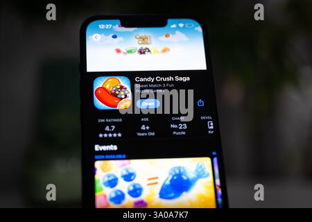 Pologne. 3 mars 2025. Dans cette illustration photo, un logo de l'application Candy Crush Saga est affiché sur un smartphone Apple. (Crédit image : © Mateusz Slodkowski/ZUMA Press Wire) USAGE ÉDITORIAL SEULEMENT! Non destiné à UN USAGE commercial ! Banque D'Images