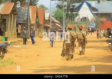 Soldats de la RDC jugés après avoir fui le groupe rebelle M23. Les soldats sont accusés d'avoir commis des crimes, volé des biens à la population. Banque D'Images