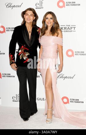 Damian Hurley mit Mutter Elizabeth Hurley BEI der 33. Elton John AIDS Foundation's Academy Awards Viewing Party 2025 im West Hollywood Park. West Hollywood, 02.03.2025 Banque D'Images