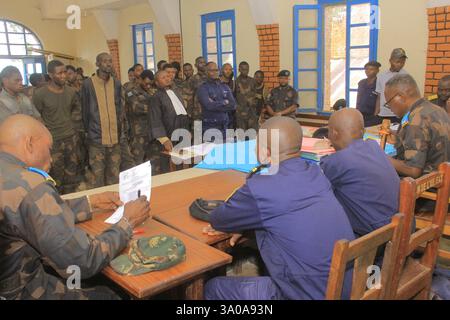 Soldats de la RDC jugés après avoir fui le groupe rebelle M23. Les soldats sont accusés d'avoir commis des crimes, volé des biens à la population. Banque D'Images