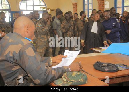 Soldats de la RDC jugés après avoir fui le groupe rebelle M23. Les soldats sont accusés d'avoir commis des crimes, volé des biens à la population. Banque D'Images