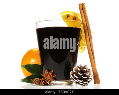 Vin chaud à la cannelle sur fond blanc Banque D'Images