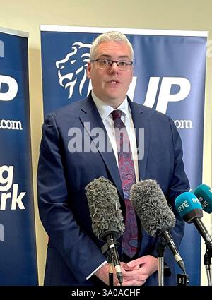 Le dirigeant du DUP et député de Belfast-est, Gavin Robinson, s’adresse aux médias, alors qu’il réagit à un contrat de missiles ukrainien pour l’usine de missiles Thales pour fournir 5 000 missiles de défense aérienne à l’Ukraine. Il a qualifié l'ordre d'"extrêmement significatif" et a également décrit la confrontation houleuse du Bureau ovale entre le président américain Donald Trump et le président ukrainien Volodymyr Zelensky comme "épouvantable" et "destructrice". Date de la photo : lundi 3 mars 2025. Banque D'Images