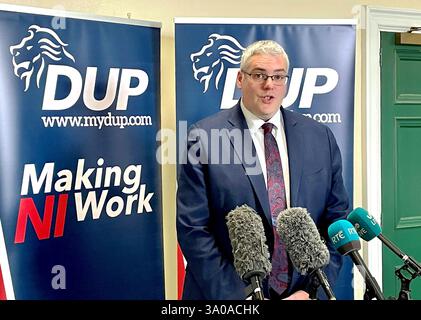 Le dirigeant du DUP et député de Belfast-est, Gavin Robinson, s’adresse aux médias, alors qu’il réagit à un contrat de missiles ukrainien pour l’usine de missiles Thales pour fournir 5 000 missiles de défense aérienne à l’Ukraine. Il a qualifié l'ordre d'"extrêmement significatif" et a également décrit la confrontation houleuse du Bureau ovale entre le président américain Donald Trump et le président ukrainien Volodymyr Zelensky comme "épouvantable" et "destructrice". Date de la photo : lundi 3 mars 2025. Banque D'Images