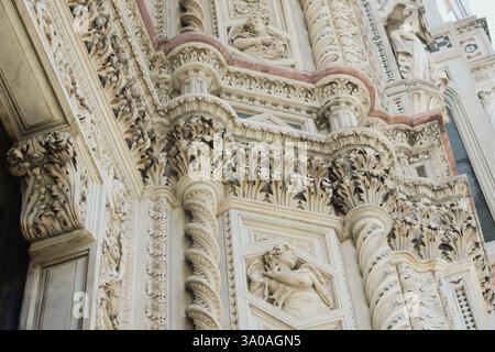 Cathédrale de Florence : détail des décorations sur la façade. Basilica di Santa Maria del Fiore, Florence, Italie Banque D'Images