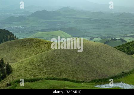 Une vue imprenable sur les collines verdoyantes et les champs ouverts des Açores, Portugal, avec le vaste océan Atlantique en arrière-plan. Un serein et n Banque D'Images