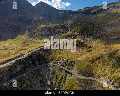 Vue aérienne de la route Transfagarasan en Roumanie. Route sinueuse à travers les Carpates. Banque D'Images