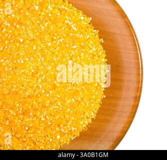 Gros plan de grains de maïs crus remplissant un bol en bois, isolé sur fond blanc Banque D'Images