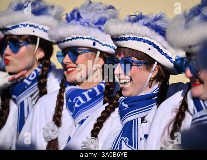 Altenbergen, Allemagne. 03 mars 2025. Les fêtards du carnaval célèbrent le traditionnel défilé Rose Monday à Altenbergen. Le défilé du carnaval a lieu depuis 1977 et dix clubs de carnaval de la région y participent cette année. Crédit : Martin Schutt/dpa/Alamy Live News Banque D'Images