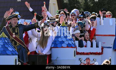 Altenbergen, Allemagne. 03 mars 2025. Les participants au carnaval se tiennent sur un flotteur pendant le traditionnel défilé du lundi des roses à Altenbergen. Le défilé du carnaval a lieu depuis 1977 et dix clubs de carnaval de la région y participent cette année. Crédit : Martin Schutt/dpa/Alamy Live News Banque D'Images