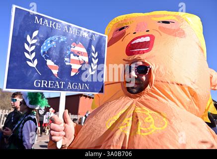 Altenbergen, Allemagne. 03 mars 2025. Un fan de carnaval en costume de Donald Trump célèbre lors de la traditionnelle parade du lundi des roses à Altenbergen. Le défilé du carnaval a lieu depuis 1977 et dix clubs de carnaval de la région y participent cette année. Crédit : Martin Schutt/dpa/Alamy Live News Banque D'Images
