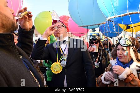 Altenbergen, Allemagne. 03 mars 2025. Mario Voigt (M, CDU), ministre-président de Thuringe, et les carnivalistes célèbrent le traditionnel défilé du lundi Rose à Altenbergen. Le défilé du carnaval a lieu depuis 1977 et dix clubs de carnaval de la région y participent cette année. Crédit : Martin Schutt/dpa/Alamy Live News Banque D'Images