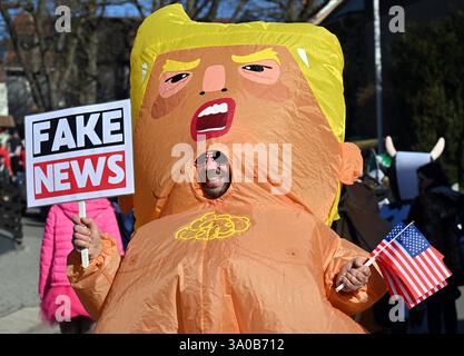 Altenbergen, Allemagne. 03 mars 2025. Un fan de carnaval en costume de Donald Trump célèbre lors de la traditionnelle parade du lundi des roses à Altenbergen. Le défilé du carnaval a lieu depuis 1977 et dix clubs de carnaval de la région y participent cette année. Crédit : Martin Schutt/dpa/Alamy Live News Banque D'Images