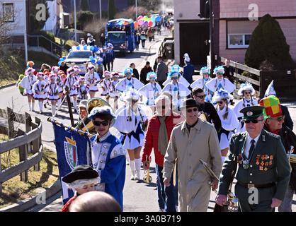 Altenbergen, Allemagne. 03 mars 2025. Les fêtards de carnaval défilent à travers la ville lors de la traditionnelle parade du lundi Rose à Altenbergen. Le défilé du carnaval a lieu depuis 1977 et dix clubs de carnaval de la région y participent cette année. Crédit : Martin Schutt/dpa/Alamy Live News Banque D'Images