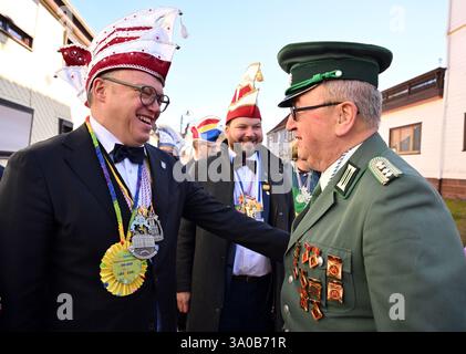 Altenbergen, Allemagne. 03 mars 2025. Mario Voigt (à gauche, CDU), ministre-président de Thuringe, Onno Eckert (M, SPD), administrateur du district de Gotha et Klaus Jänsch (à droite), ancien maire, se parlent lors de la traditionnelle parade du lundi rose à Altenbergen. Le défilé du carnaval a lieu depuis 1977 et dix clubs de carnaval de la région y participent cette année. Crédit : Martin Schutt/dpa/Alamy Live News Banque D'Images