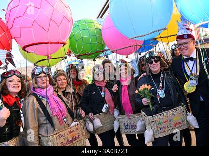 Altenbergen, Allemagne. 03 mars 2025. Mario Voigt (à droite, CDU), ministre-président de Thuringe, et les fêtards du carnaval célèbrent le traditionnel défilé du lundi Rose à Altenbergen. Le défilé du carnaval a lieu depuis 1977 et dix clubs de carnaval de la région y participent cette année. Crédit : Martin Schutt/dpa/Alamy Live News Banque D'Images