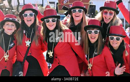 Altenbergen, Allemagne. 03 mars 2025. Les fêtards du carnaval célèbrent le traditionnel défilé Rose Monday à Altenbergen. Le défilé du carnaval a lieu depuis 1977 et dix clubs de carnaval de la région y participent cette année. Crédit : Martin Schutt/dpa/Alamy Live News Banque D'Images