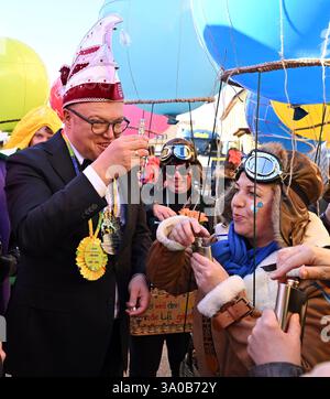 Altenbergen, Allemagne. 03 mars 2025. Mario Voigt (à gauche, CDU), ministre-président de Thuringe, et les carnivalistes célèbrent le traditionnel défilé du lundi Rose à Altenbergen. Le défilé du carnaval a lieu depuis 1977 et dix clubs de carnaval de la région y participent cette année. Crédit : Martin Schutt/dpa/Alamy Live News Banque D'Images