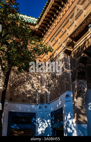 Levant les yeux dans le petit Riad au Palais Bahia, Marrakech, Maroc Banque D'Images